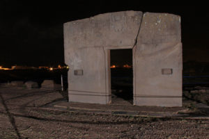 Imagen de la Puerta del Sol en Tiwanaku, tomada de noche